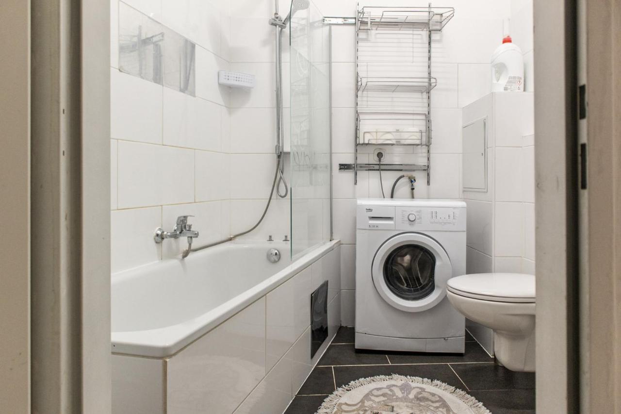 וינה Joyful 2Br Shared Apt Near Millenium Tower & Danube River מראה חיצוני תמונה